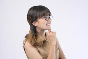 vacker kvinna som bär glasögon över vit bakgrund studio foto