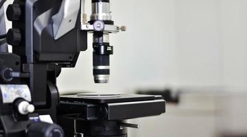 mikroskop för forskning och utveckling i industriella fabrikslaboratorier foto