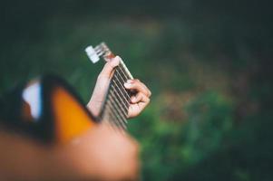 gitarr och natur bra stämning foto