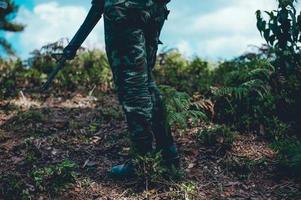 soldater använder radion. och använda kartan för kommunikation mellan militära operationer i gränsskogen. väktare foto