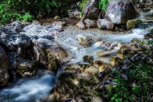 små forsar vid val vertova-strömmen nära bergamo i Italien foto