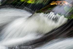 utsikt över ett litet vattenfall på East Lyn River foto