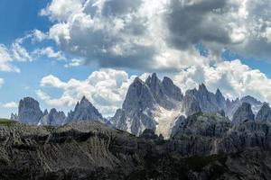 utsikt över de tre topparna i Dolomiterna foto