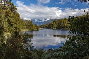 naturskön utsikt över sjön Matheson i Nya Zeeland på sommaren foto