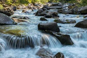 utsikt över floden eller strömmen i naturparken paneveggio pale di san martino i tonadico, trentino, italien foto