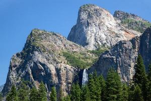 vattenfall i Yosemite på en sommardag foto