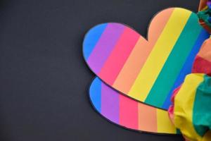 regnbågsfärgat papper utskuret i hjärtform, koncept för hbt-gemenskapsfirande i pride-månaden och speciellt hbt-tillfälle runt om i världen. foto