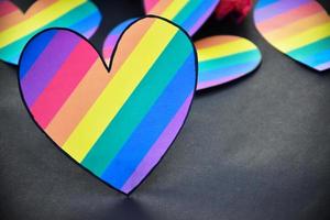regnbågsfärgat papper utskuret i hjärtform, koncept för hbt-gemenskapsfirande i pride-månaden och speciellt hbt-tillfälle runt om i världen. foto