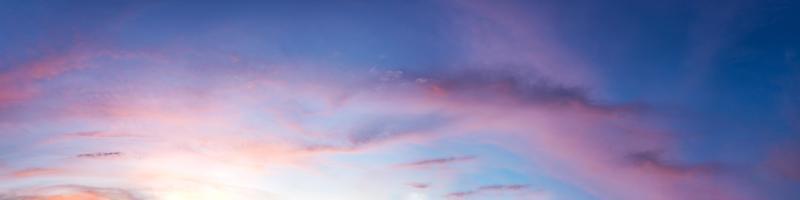 dramatisk panoramahimmel med moln vid soluppgång och solnedgångstid. foto