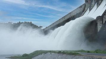 vattenkraftig dammslucka med rinnande vatten genom grinden och öppna springway khun dan prakan chon dam i nakhon nayok thailand foto