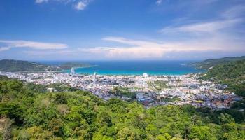 phuket thailand patong bay. panorama landskap naturvy från drönare kamera. Flygfoto över Patong City i Phuket Thailand. vackert hav på sommaren solig dagtid foto