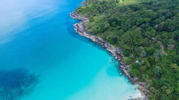 fantastiskt ovanifrån havsstranden flygfoto över tropiska stranden havet i den vackra phuket ön som ligger på phuket thailand foto