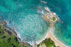 flygfoto drönare kamera ovanifrån havet strand med kokospalmer. vackra havet phuket ön resor och turné bakgrund. drone kamera högvinkelvy foto