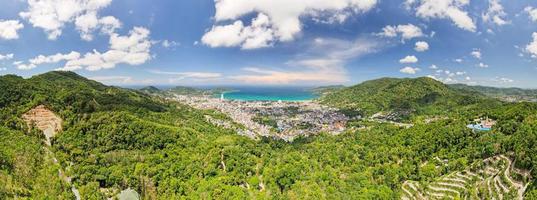 phuket thailand patong bay. panorama landskap naturvy från drönare kamera. Flygfoto över Patong City i Phuket Thailand. vackert hav på sommaren solig dagtid foto