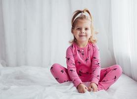 barn i pyjamas foto