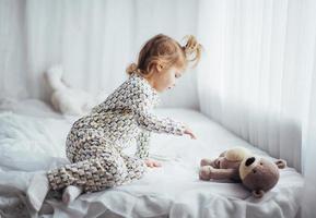 barn i pyjamas foto