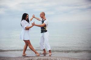 par som dansar på stranden. foto