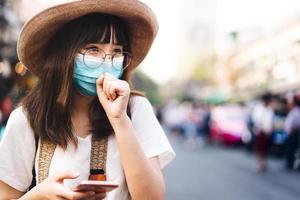 unga asiatiska resenärer använder mask för att skydda virus har nysningar foto