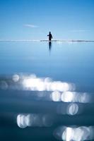 utomhus lokal livsstil för fiskare på stranden havet sent på morgonen foto