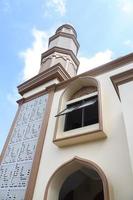 utanför vy av moskén med minareten foto
