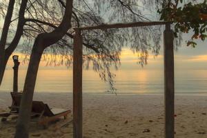 vacker sandstrand bakgrund med mjuk våg på morgonen. foto