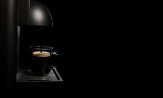 espressomaskin blank svart och blank metall. kaffe hälls upp i en klar kaffekopp. placerad på ett silvermetallgaller i den svarta bakgrunden. 3d-rendering foto