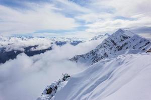 utsikt över den huvudsakliga kaukasiska åsen från toppen av igba-åsen foto