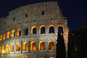 colosseum exteriör på natten rom lazio italien foto