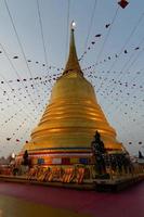 phukhao thong tempel på natten foto