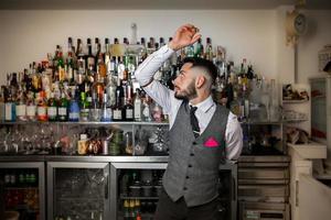 barman gör trick med flaska foto