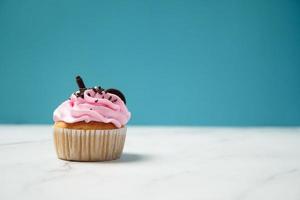 läckra hemgjorda cupcakes med färgglad grädde och toppning med godis och chokladkakor. hemlagad höstlovsdessert foto