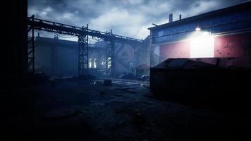 nattscen av en övergiven fabrik foto