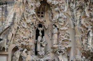 vackra figurer på katedralen i barcelona foto