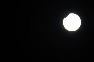 ljus partiell förmörkelse månen inträffar foto