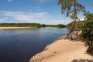 korsningsplatsen för floden Corumbau för att komma till ponta do corumbau sandbar och strand nära Caraiva, Bahia, Brasilien foto