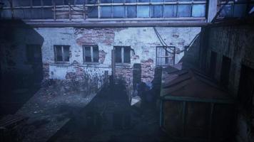 nattscen av en övergiven fabrik foto