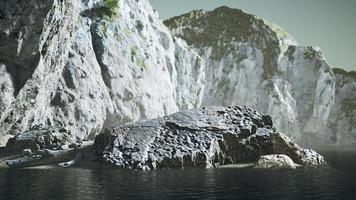 klippig havskust med berg och en vacker sandstrand foto