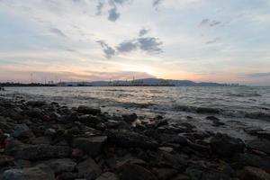 stenig på stranden i solnedgångstimmen. foto