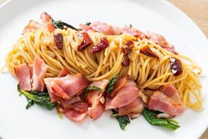 stekt spaghetti med torkad chili och bacon foto