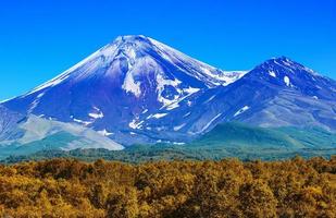 vulkanen avachinsky i kamchatka på hösten foto