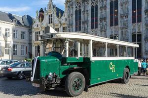 Brugge, Belgien, 2015. gammal buss på torget i Brugge foto