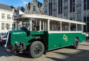 Brugge, Belgien, 2015. gammal buss på torget i Brugge foto
