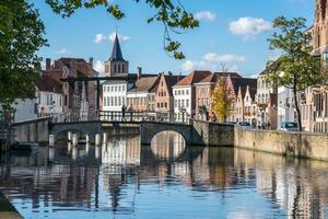 bruges, belgien, 2015. utsikt längs en kanal i brugge västra flandern i belgien foto