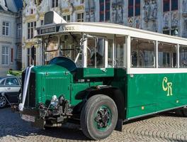 Brugge, Belgien, 2015. gammal buss på torget i Brugge foto