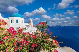 fantastiskt panoramalandskap, lyxresor semester. Oia stad på ön Santorini, Grekland. traditionella och berömda hus och kyrkor med blå kupoler över kalderan, Egeiska havet foto