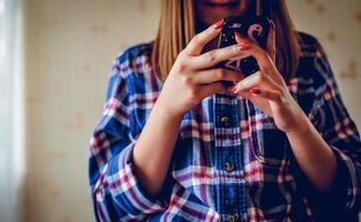 händer och telefoner, online affärsaktiviteter via telefon konceptet att använda teknik med kopieringsutrymme foto