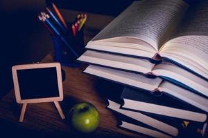pedagogisk utrustning, styrelser och böcker utbildning koncept med kopia utrymme foto