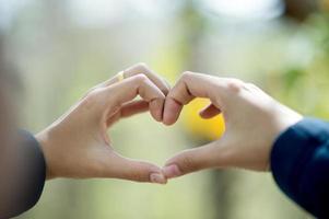 en hand som visar kärlek till älskare på kärlekens dag kärleksdagen med kopia utrymme foto