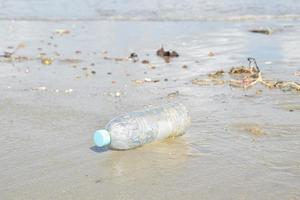 föroreningar och flaska på stranden från människor foto