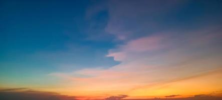 himmel vacker solnedgång bakgrund i skymning tid, fantastisk natur landskap bild solnedgång, himmel bakgrund, stora färgglada moln. foto